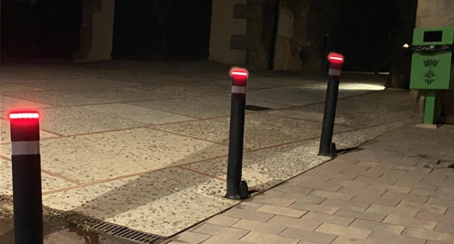 Pilona luminosa extraíble led instalada maresme Pilona luminosa extraíble led instalada maresme
