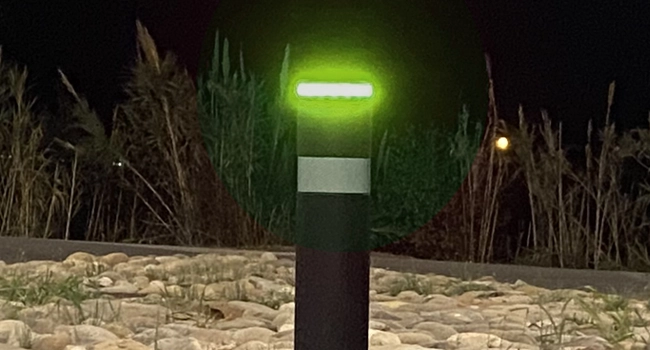 Pilona luminosa placa led instalada verde Pilona luminosa placa led instalada verde