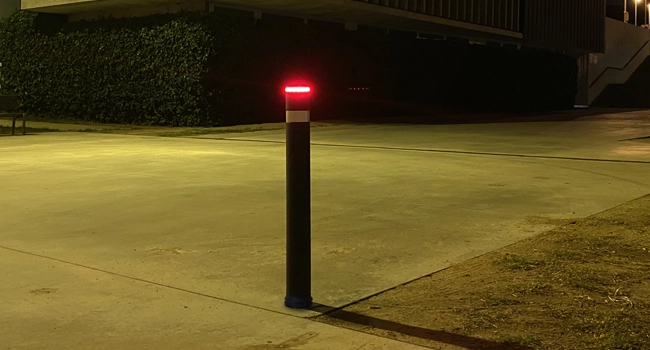 Pilona luminosa fija led instalada roja Pilona luminosa fija led instalada roja