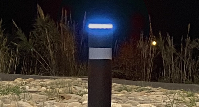 Pilona luminosa extraíble led instalada azul Pilona luminosa extraíble led instalada azul