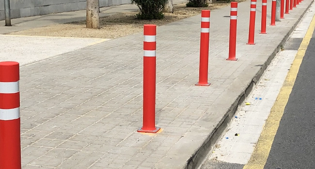 Pilona flexible placa doble tira instalada Badalona