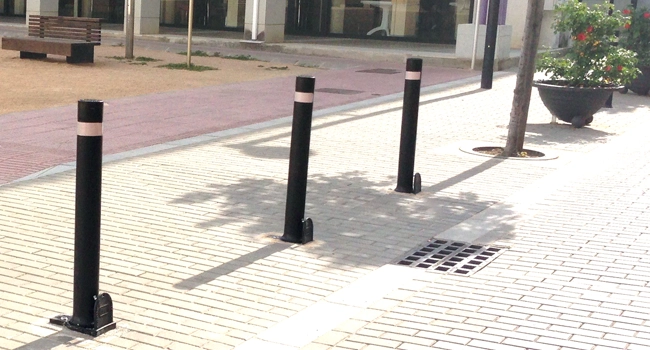 Pilona flexible extraíble instalada plaza
