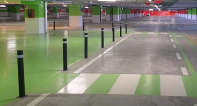 Pilonas flexibles con placa instalada parking